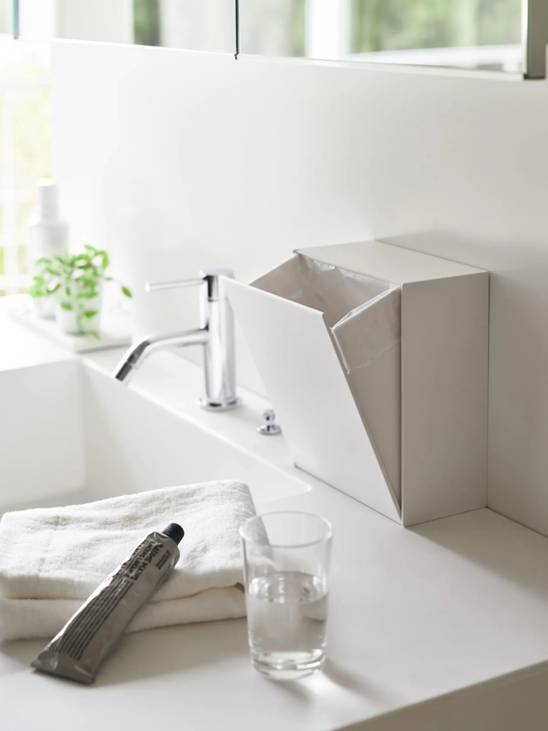 Cassetta storage con ganci adesivi Tower