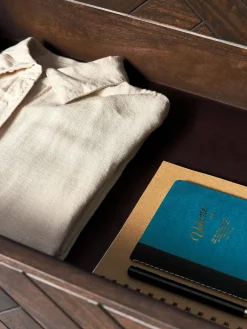 Cassettiera in legno di mango con motivo spina di pesce Luca