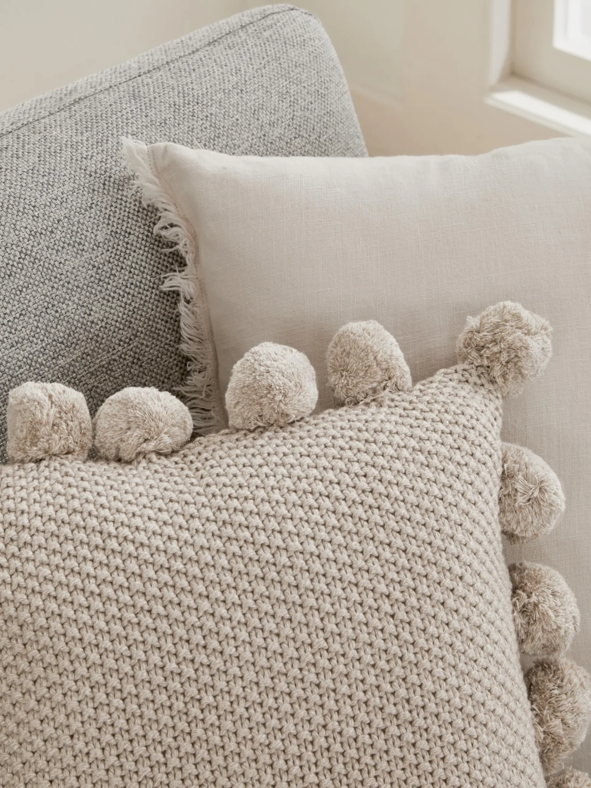Copricuscino a maglia con pompon Molly