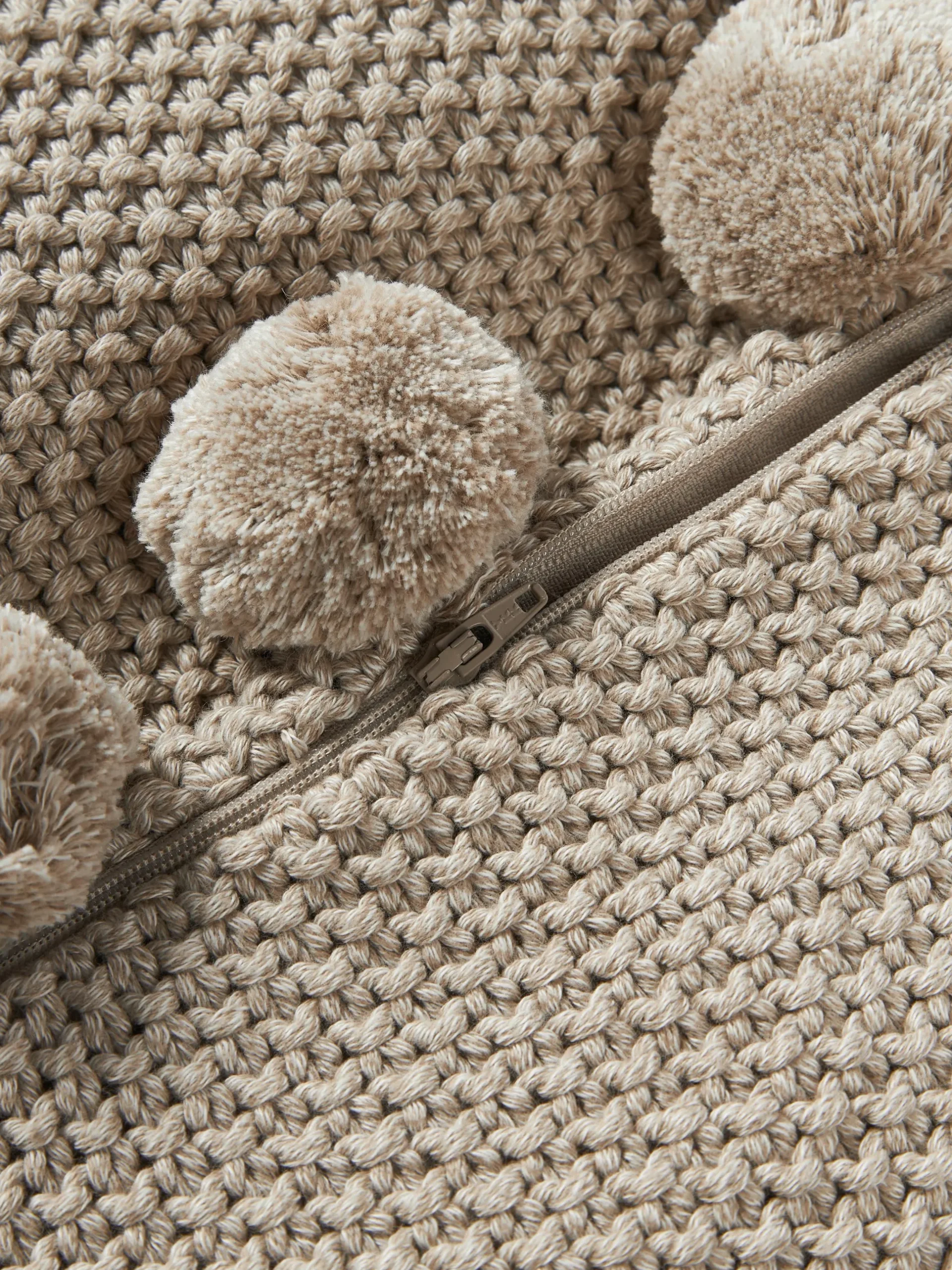 Copricuscino a maglia con pompon Molly