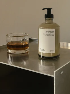 Crema per le mani Apothecary (legno di sandalo, cedro e Ylang Ylang)