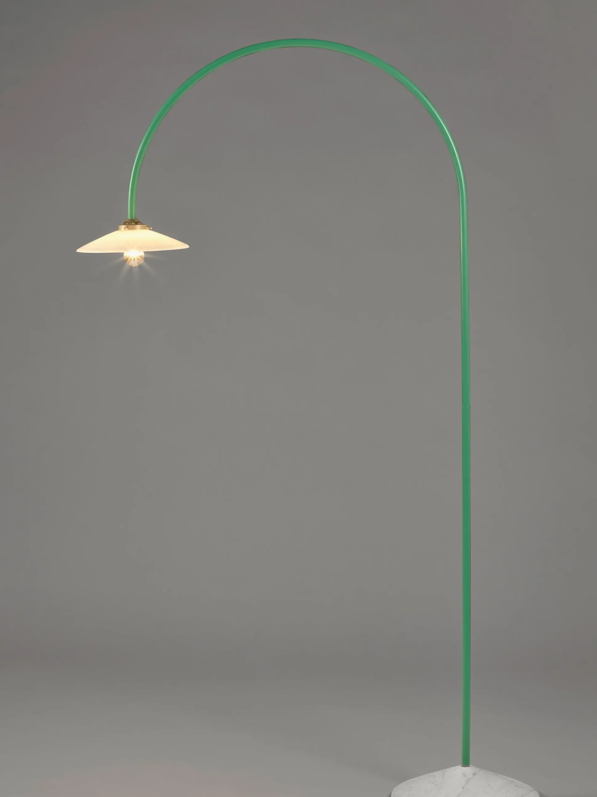Lampada ad arco fatta a mano con base in marmo Moou