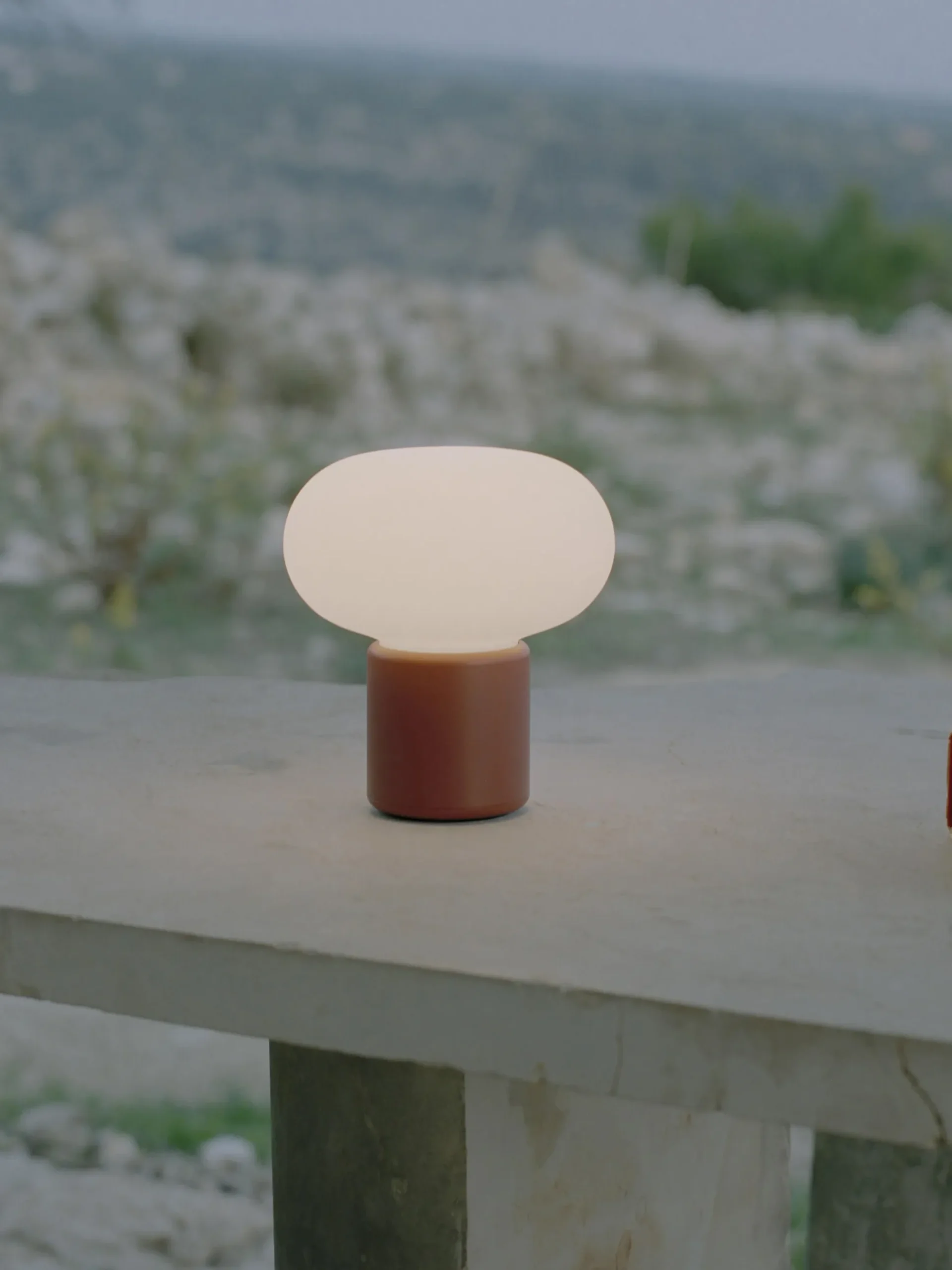 Lampada da tavolo piccola portatile Karl-Johan, luce regolabile