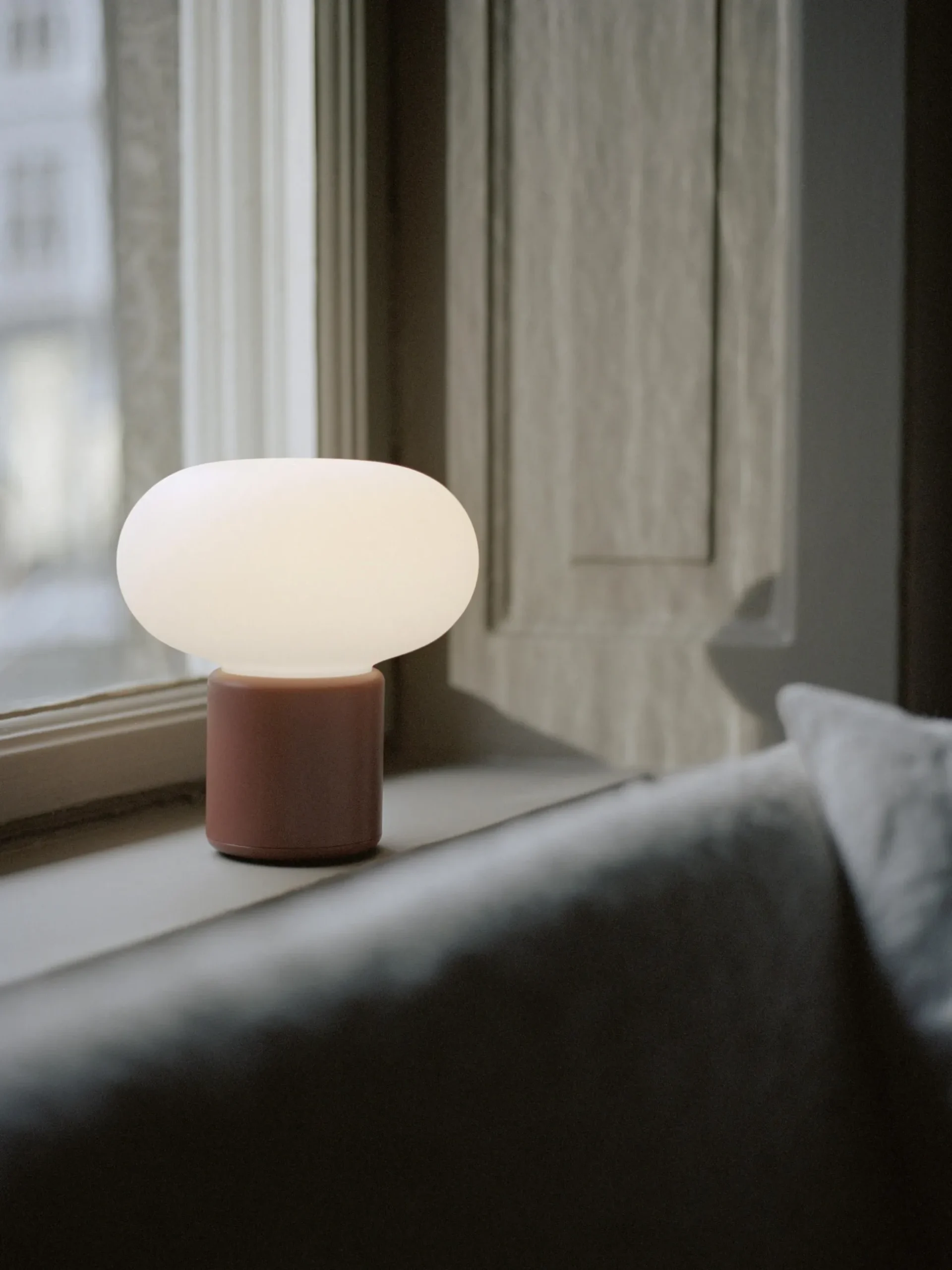 Lampada da tavolo piccola portatile Karl-Johan, luce regolabile