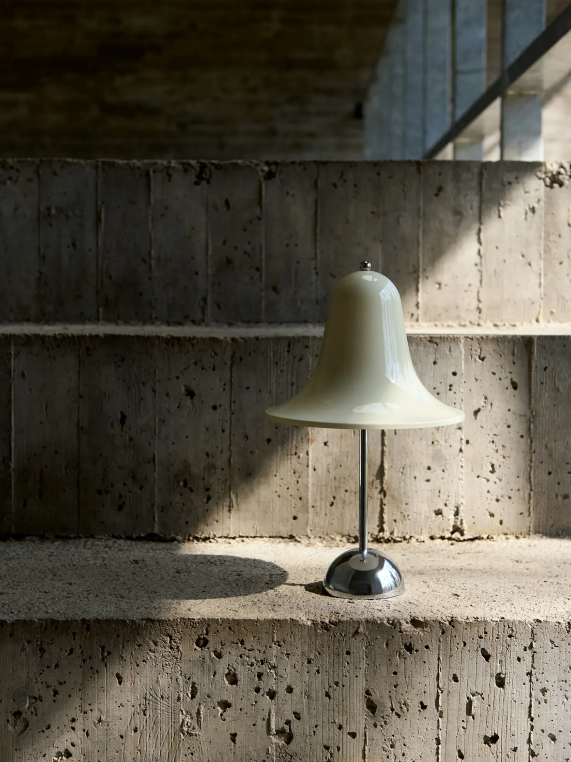 Lampada da tavolo piccola portatile a LED con luce regolabile Pantop, Design Verner Panton