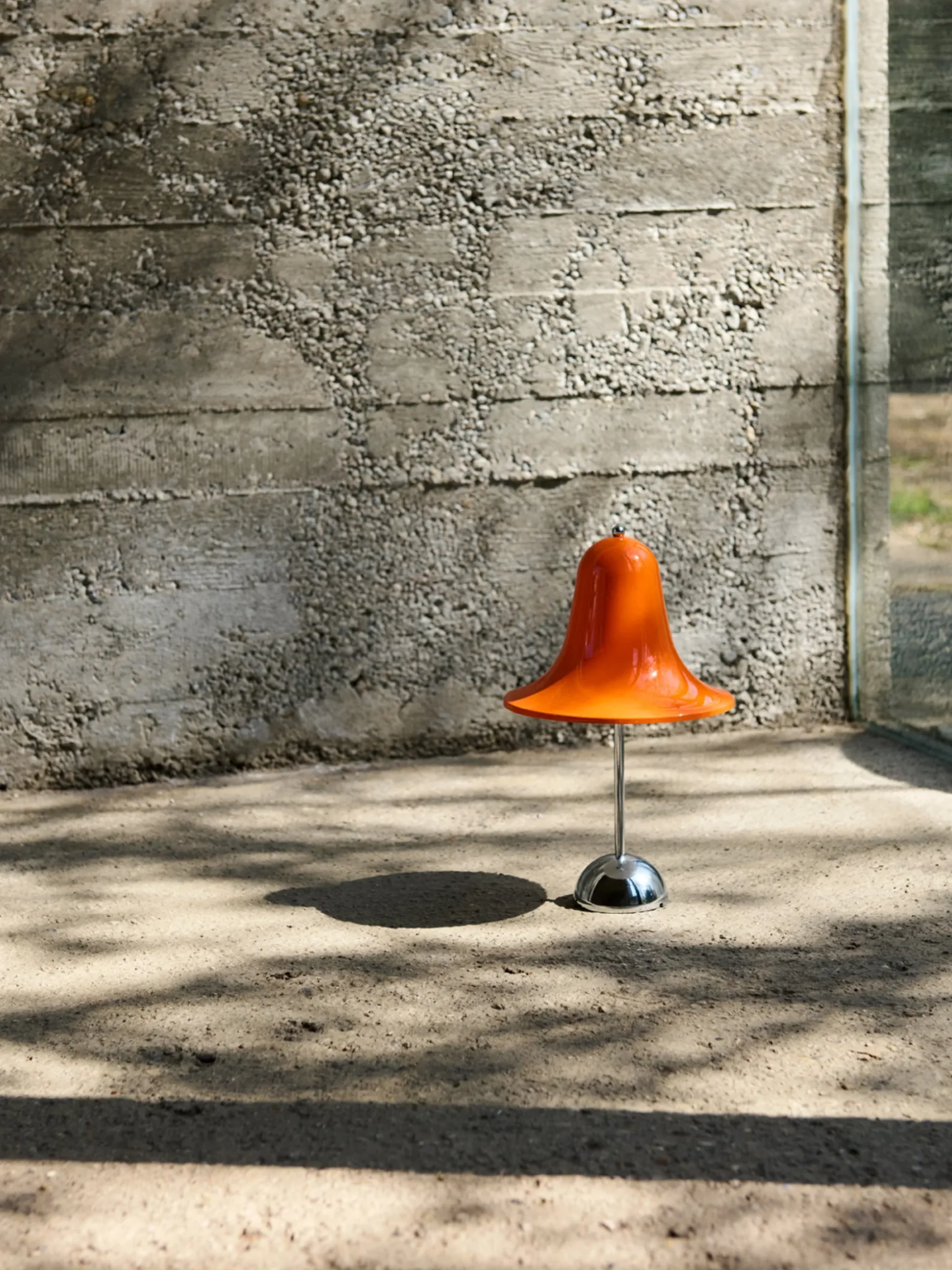 Lampada da tavolo piccola portatile a LED con luce regolabile Pantop, Design Verner Panton