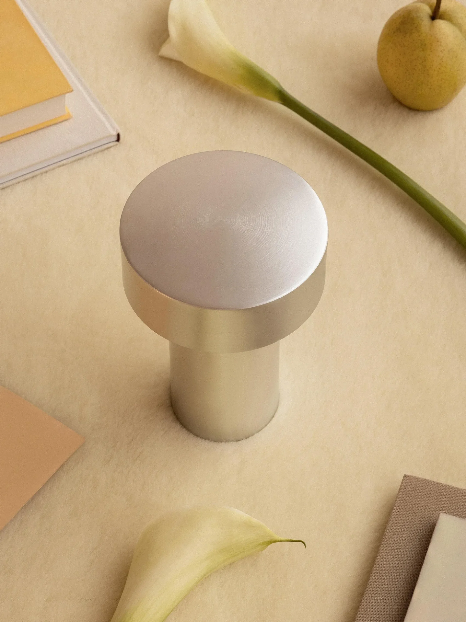 Piccola lampada da tavolo portatile con luce regolabile Column