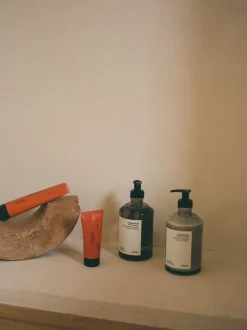 Set regalo per la cura delle mani Herbarium (arancio, ginepro, rosa e legno di Ho) 2 pz