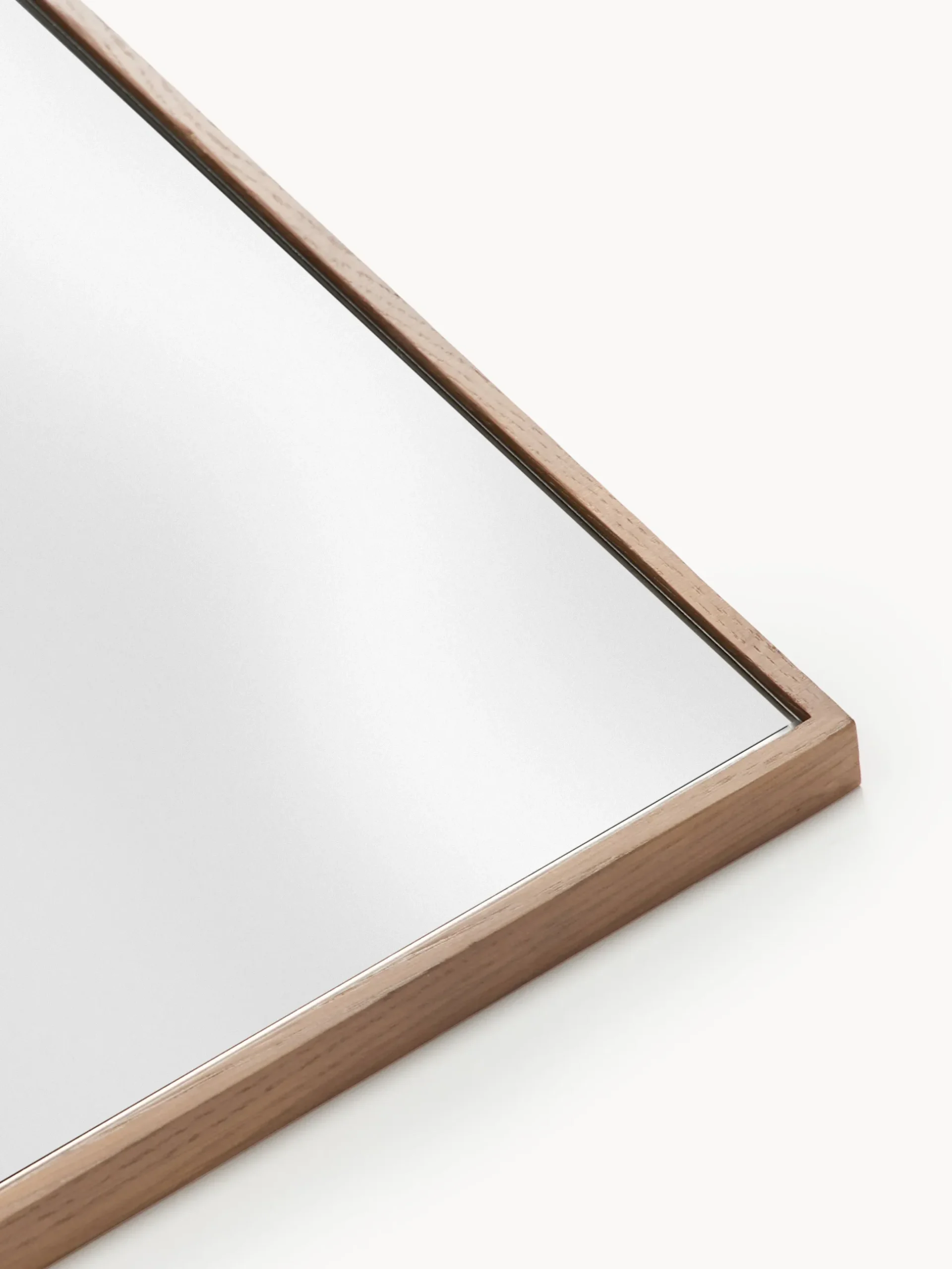 Specchio a figura intera con cornice in legno di quercia Avery