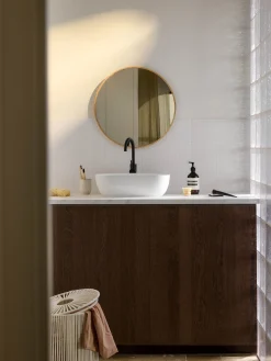 Specchio rotondo da parete con cornice in legno di quercia Avery